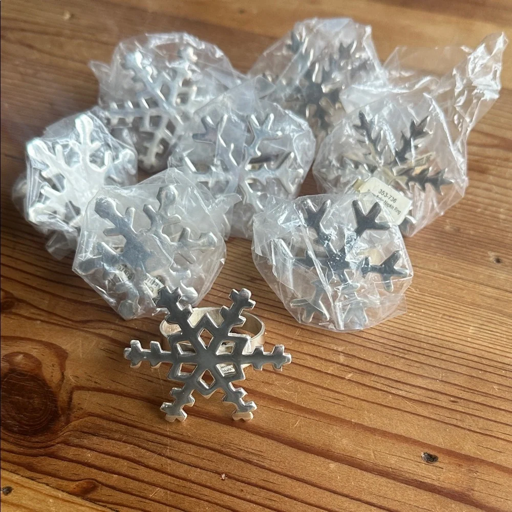 CRATE AND BARREL SILVER SNOWFLAKE CHRISTMAS NAPKIN RINGS SET OF 8 NEW
